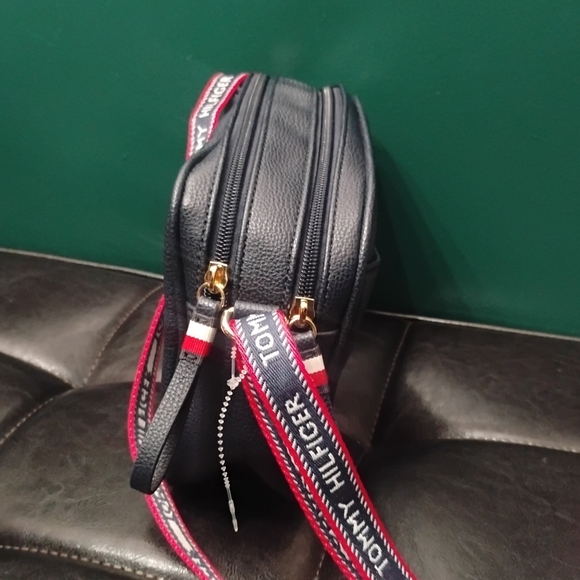 Tommy Hilfiger Navy Large Camera Bag with Adjustable Crossbody Logo Strap Unisex - Picture 3 of 8